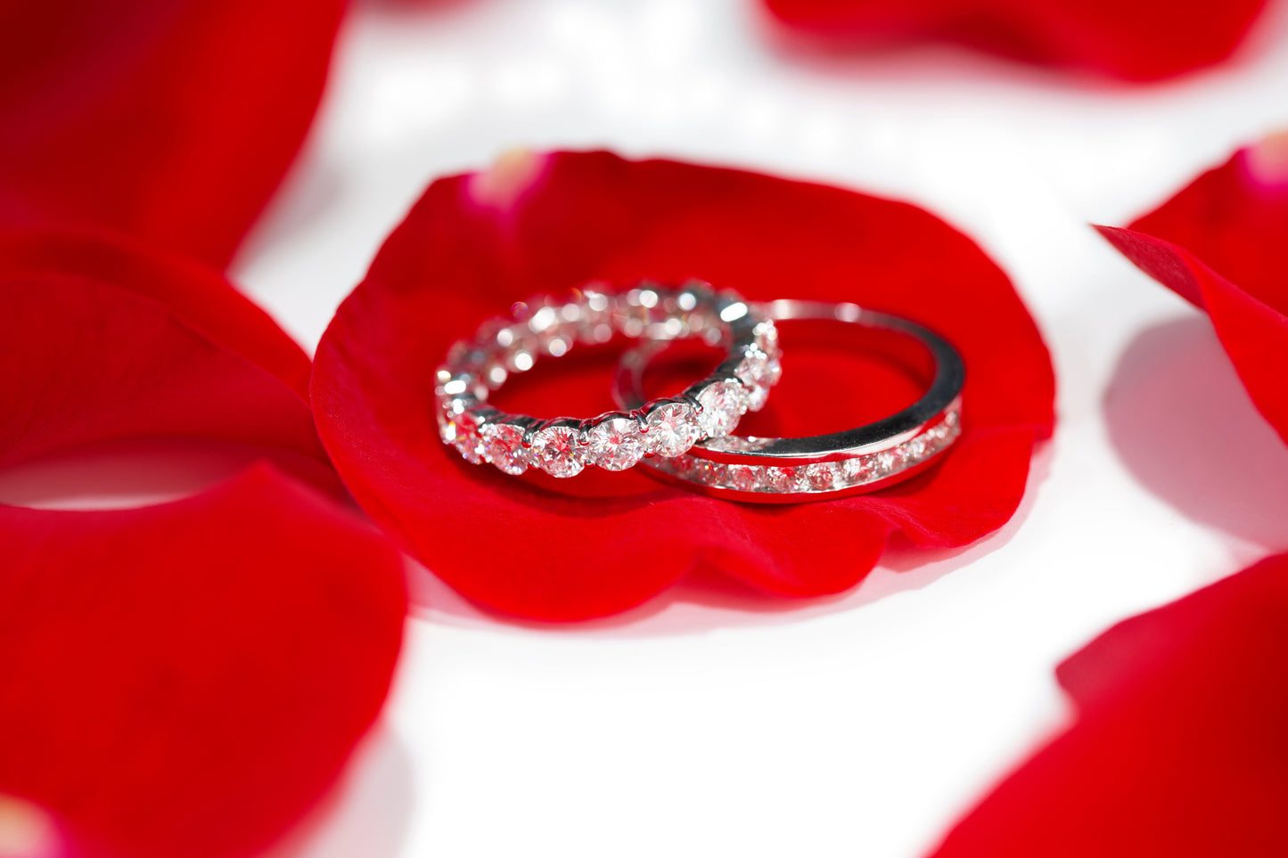 Alianza de boda con canal de diamantes para hombre en oro blanco de 18 quilates